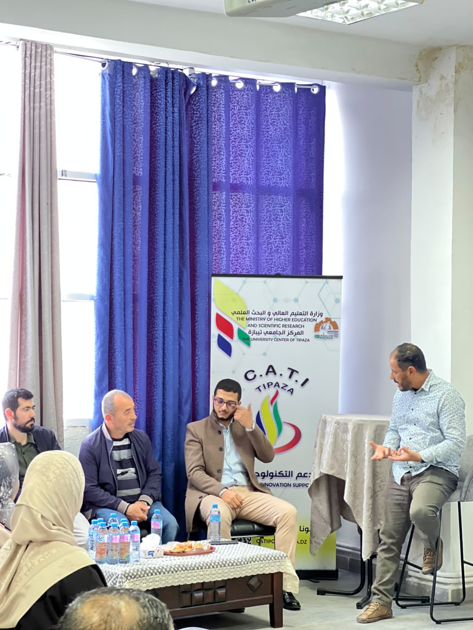 متدخلون في ندوة نقاش بمركز دعم التكنولوجيا والابتكار C.A.T.I بتيبازة