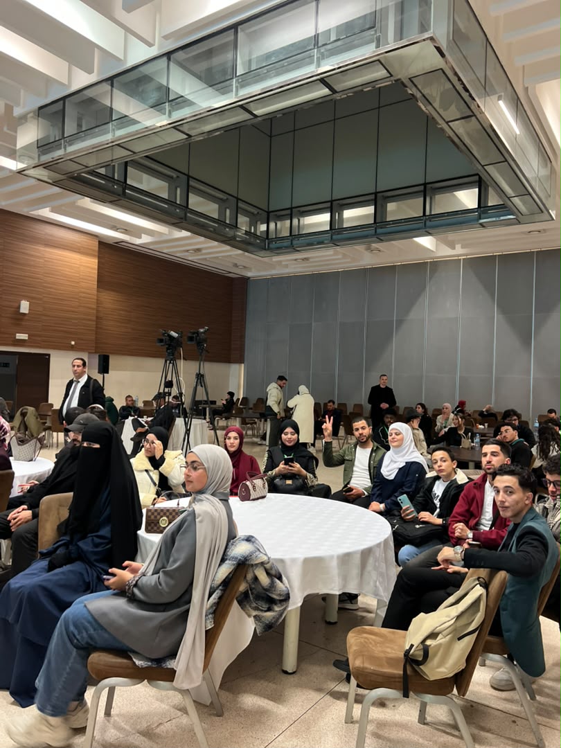 طلبة مجتمعون في قاعة محاضرات خلال إحدى فعاليات الحاضنة
