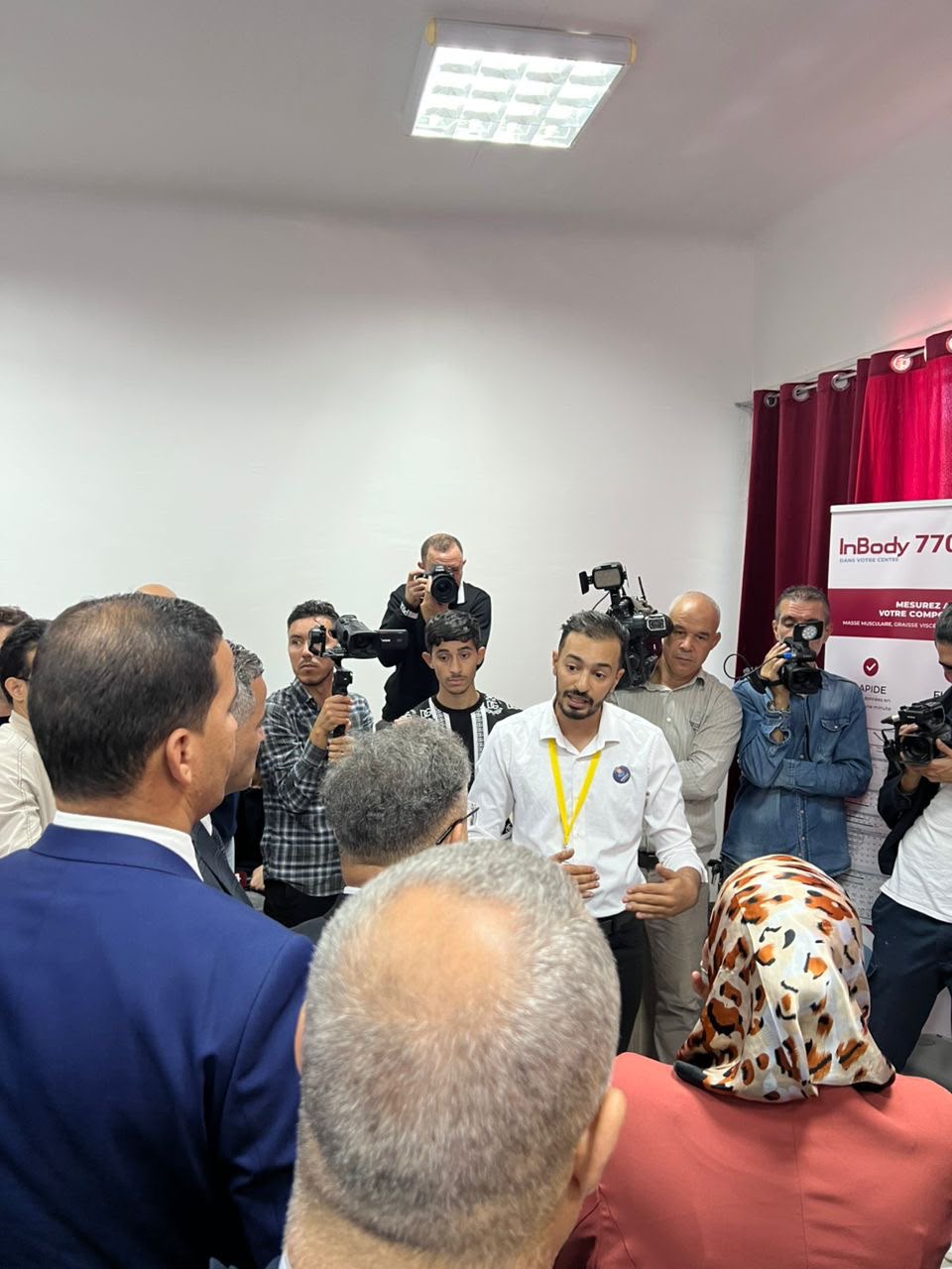 صحفيون يغطون عرض منتج لشركة ناشئة في معرض للابتكار