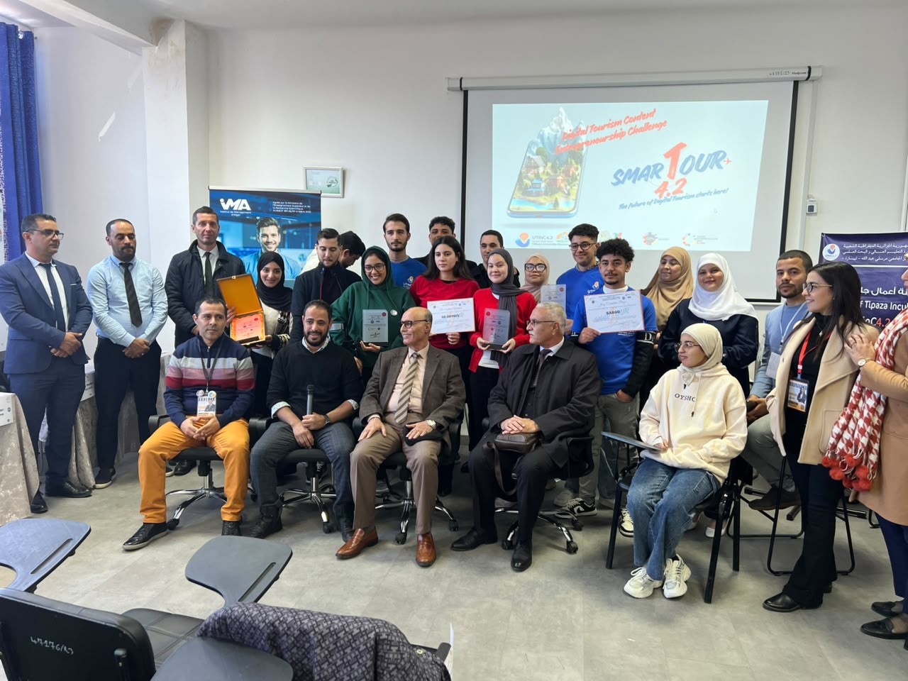 الفائزون ولجنة التحكيم في حفل توزيع جوائز مسابقة ريادة الأعمال في السياحة الرقمية SmarTour 4.2