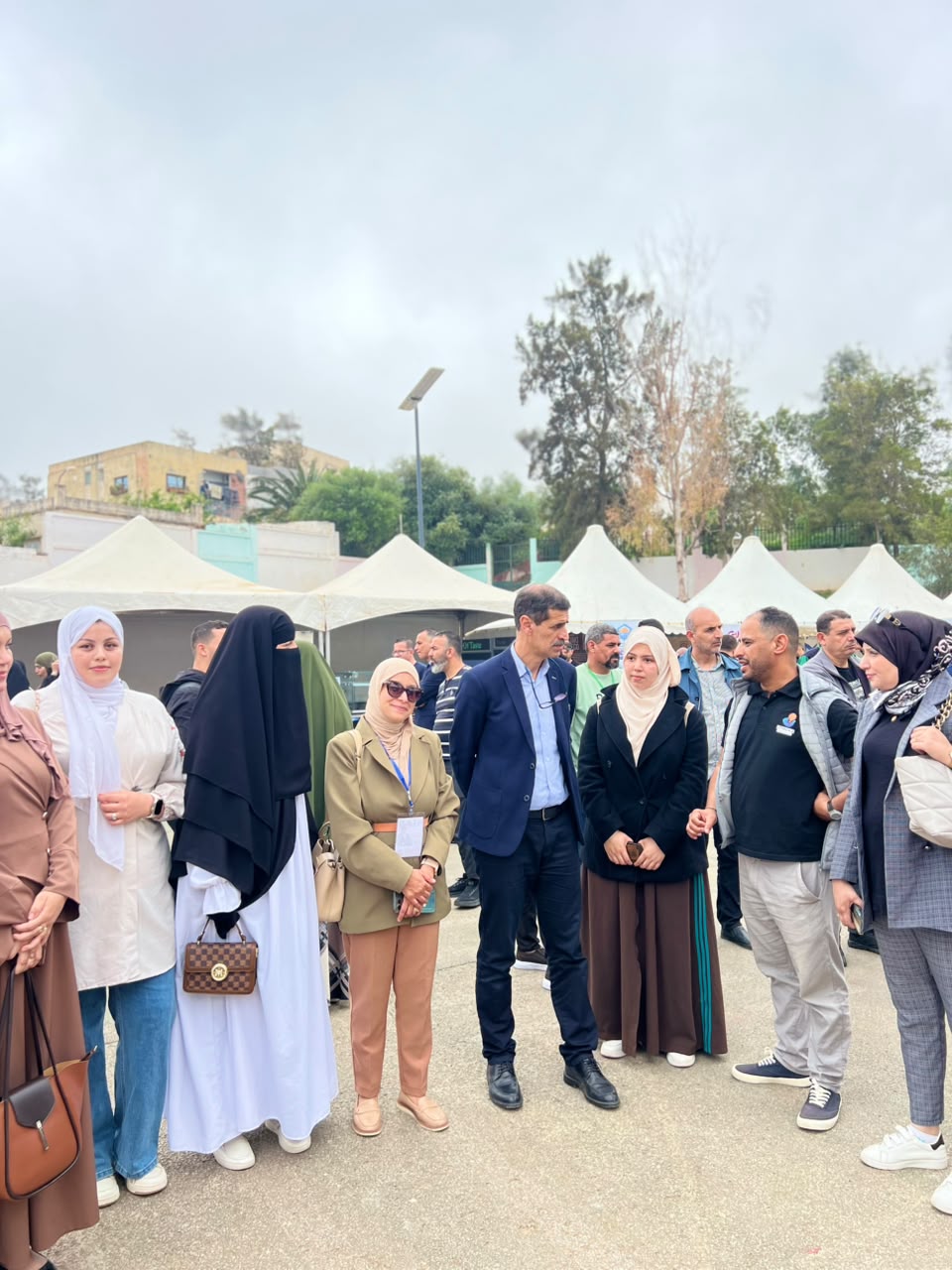 مسؤولون ومشاركون يتجولون بين أجنحة معرض للشركات الناشئة بتيبازة