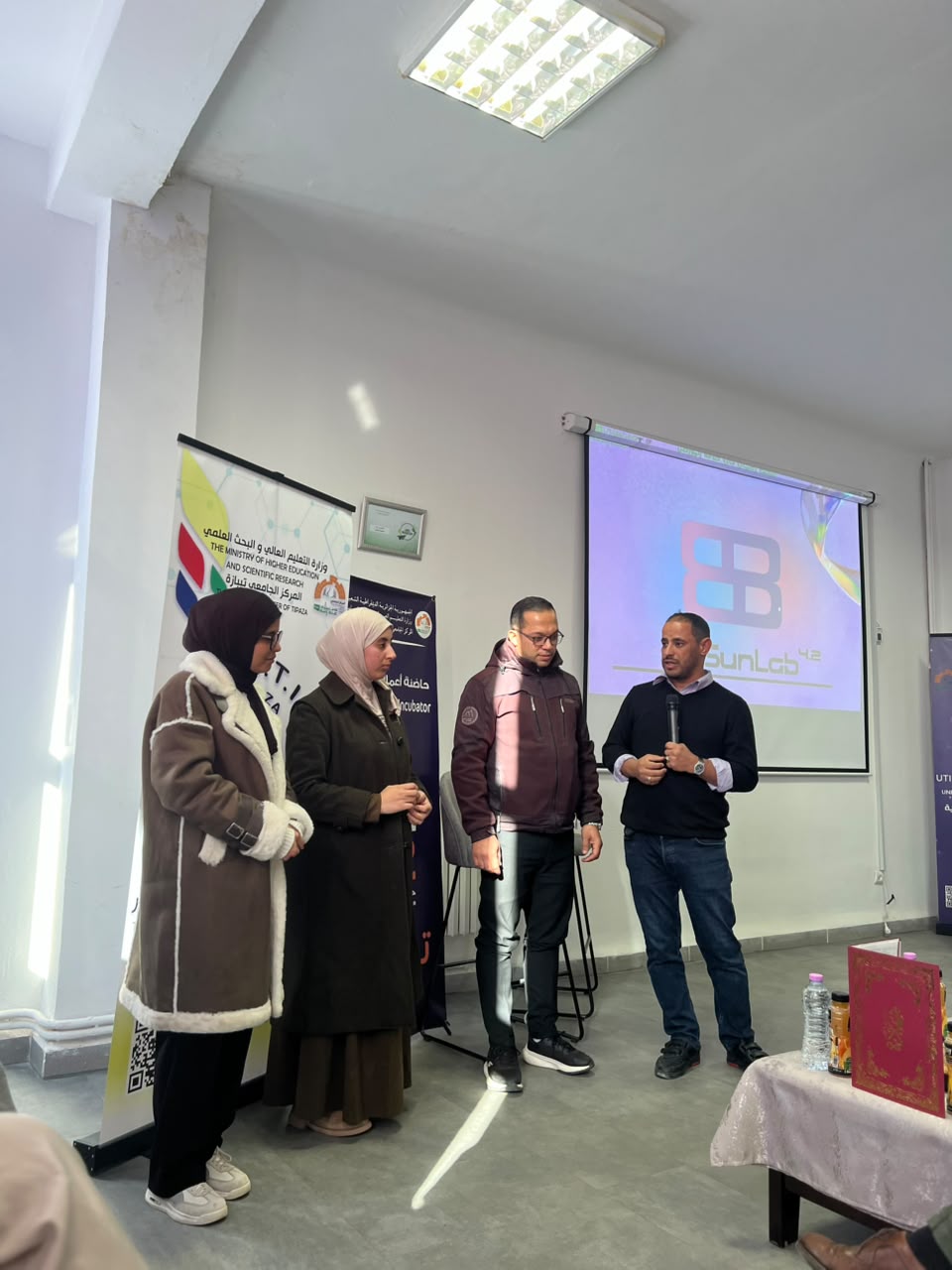فريق طلابي يعرض مشروع SunLab 4.2 خلال يوم العروض