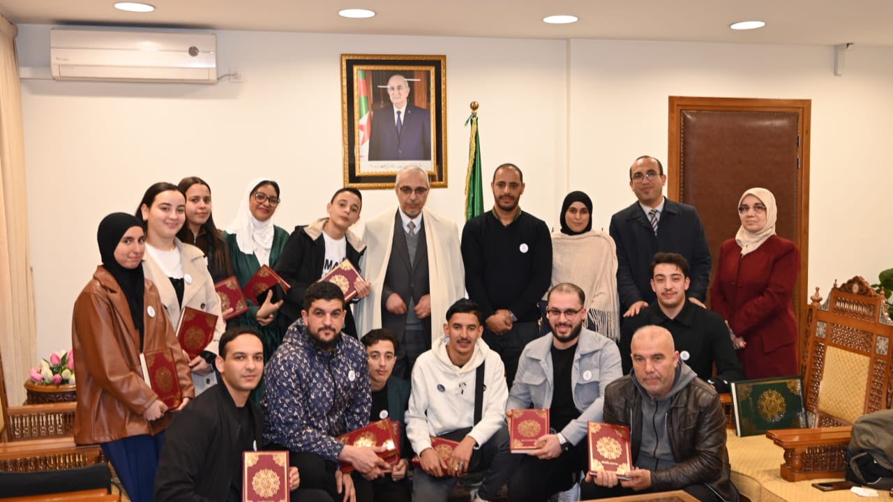 طلبة يُكرَّمون من طرف مسؤولين خلال حفل رسمي
